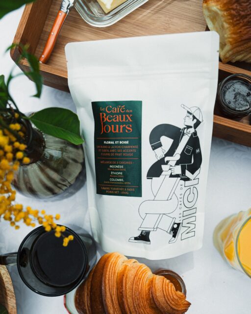 Beau Commun vous donne rendez-vous les 11 et 12 Avril 2026.

Venez découvrir plus de 40 créateurs et artisans de tout univers. Mode, bijoux, maroquinerie, céramique, décoration, illustrations, food, beauté & bien-être, kids, jeux... Mais aussi des ateliers créatifs, une ambiance musicale et le Beau Café pour une pause gourmande ☕🧁

📍 Quartier Général - 71 rue de la Fontaine au Roi - Paris 11e
🕐 Samedi 10h-20h / Dimanche 10h-19h
 Entrée gratuite

C'est en 2018 que @lescafesdemick voient le jour, grâce au soutien du collectif Beans On Fire et de l'atelier collaboratif qui porte le même nom à Paris dans le 20e.

Une torréfaction artisanale et respectueuse de chaque origine : le but étant de révéler tous les arômes et les subtilités de chaque grain en fonction de sa provenance mais aussi du process de dépulpage (Lavé, Nature, Honey...).

Mick choisit ses cafés en travaillant main dans la main avec des importateurs eux aussi passionnés et qui lui garantissent la traçabilité des grains ainsi que l'équité en terme de revenu pour les petits producteurs.

À vous désormais de découvrir la palette aromatique de cafés inspirés par les bons moments de la vie ! A déguster tout le week-end au Beau Café ☕😉

#beaucommun #quartiergeneral #popup #popupparis #lescafesdemick