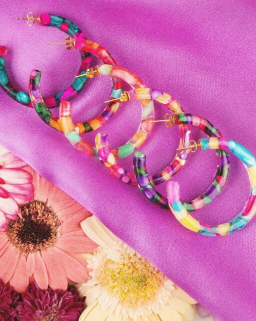 Beau Commun vous donne rendez-vous les 11 et 12 Avril 2026.

Venez découvrir plus de 40 créateurs et artisans de tout univers. Mode, bijoux, maroquinerie, céramique, décoration, illustrations, food, beauté & bien-être, kids, jeux... Mais aussi des ateliers créatifs, une ambiance musicale et le Beau Café pour une pause gourmande ☕🧁

📍 Quartier Général - 71 rue de la Fontaine au Roi - Paris 11e
🕐 Samedi 10h-20h / Dimanche 10h-19h
  Entrée gratuite

@la_muchaloca est un atelier nantais de créations uniques, faites main et en petite série. Chaque création est réalisée en résine à base d’inclusions de pierres semi-précieuses, coquillages, pierres teintées, nacres, et paillettes. 

C’est une marque animée par une folle envie ensoleillée d’expérimenter autour des couleurs, du design, du glow et avec une touche de pep’s !

#beaucommun #quartiergeneral #popup #popupparis #muchalocabijoux