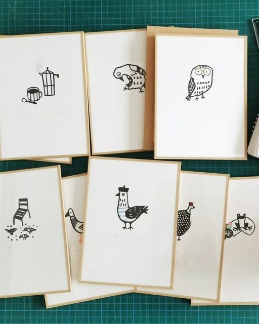 Beau Commun vous donne rendez-vous les 11 et 12 Avril 2026.

Venez découvrir plus de 40 créateurs et artisans de tout univers. Mode, bijoux, maroquinerie, céramique, décoration, illustrations, food, beauté & bien-être, kids, jeux... Mais aussi des ateliers créatifs, une ambiance musicale et le Beau Café pour une pause gourmande ☕🧁

📍 Quartier Général - 71 rue de la Fontaine au Roi - Paris 11e
🕐 Samedi 10h-20h / Dimanche 10h-19h
  Entrée gratuite

Les créations de @sandrine_peron sont réalisées en gravure, technique d'impression qu'elle a découvert pendant ses études de graphisme et qu'elle n'a cessée d'exploiter au fil des années. Sandrine conçoit de petites images, de toutes petites (et de très grandes parfois). 

Son travail est minimaliste, très souvent en noir et blanc. Mais il arrive qu'une touche de couleur vienne perturber l'ensemble (papier ancien, peinture, collage…).

Ses gravures, principalement sur linoléum, sont imprimées en petite série et sont toutes réalisées à la main par ses soins dans son atelier à Brest en Bretagne. 

Son inspiration vient du regard qu'elle pose sur son entourage. Le quotidien, les situations absurdes, les rencontres sont prétextes à imaginer des saynètes remplies d'humour (parfois piquant) et de poésie.

L'anthropomorphisme prend ainsi le pas, laissant vagabonder l'imagination des petits et grands enfants sur ce travail.

Un chat qui tire la langue, une mouette en marinière, un lapin maladroit avec de grandes pattes… Une ribambelle de petites bestioles qui défilent sur le papier pour vous donner le sourire !

#beaucommun #quartiergeneral #popup #popupparis #sandrineperon